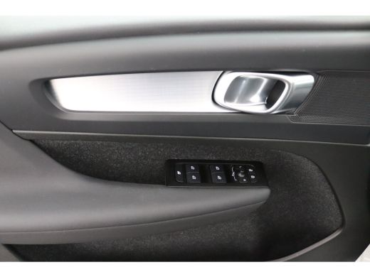 Volvo  XC40 T2 Business Pro | Panoramadak | BLIS | Camera | Trekhaak | Adaptieve Cruise | Stoelverwarming / S... ActivLease financial lease