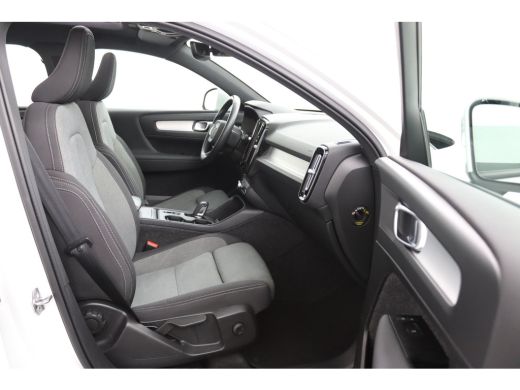 Volvo  XC40 T2 Business Pro | Panoramadak | BLIS | Camera | Trekhaak | Adaptieve Cruise | Stoelverwarming / S... ActivLease financial lease