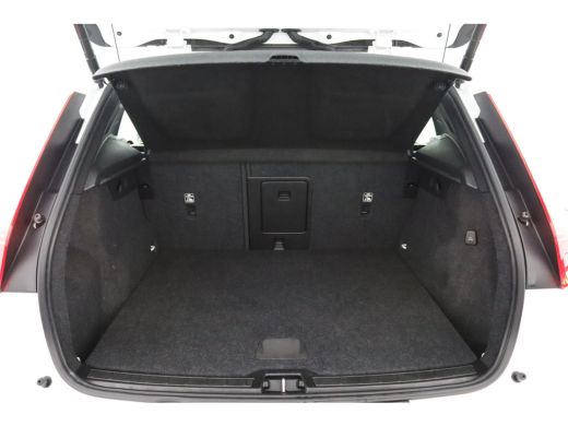 Volvo  XC40 T2 Business Pro | Panoramadak | BLIS | Camera | Trekhaak | Adaptieve Cruise | Stoelverwarming / S... ActivLease financial lease