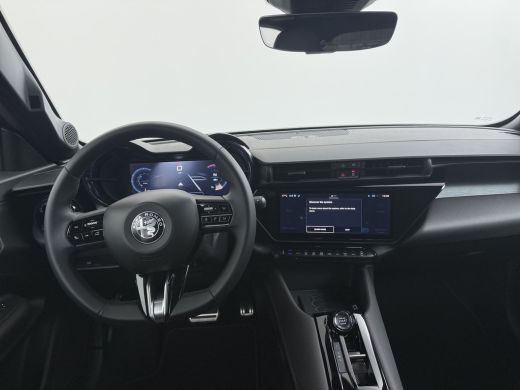 Alfa Romeo Junior Ibrida Ti | 18" lichtmetalen velgen - Fori | Bi-color dak | Elektrisch bediend panoramisch schuifdak ActivLease financial lease