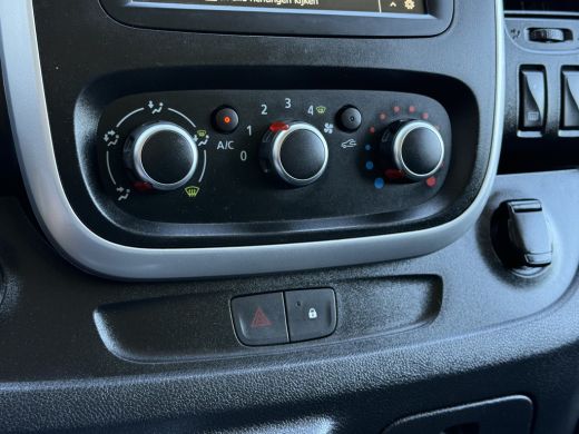 Renault Trafic 2.0 dCi 146 PK / AUTOMAAT / L1H1 / 1e EIG. / 2x SCHUIFDEUR / INRICHTING / CAMERA / 3-ZITS ActivLease financial lease