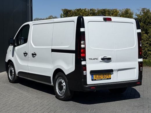 Renault Trafic 2.0 dCi 146 PK / AUTOMAAT / L1H1 / 1e EIG. / 2x SCHUIFDEUR / INRICHTING / CAMERA / 3-ZITS ActivLease financial lease