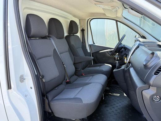Renault Trafic 2.0 dCi 146 PK / AUTOMAAT / L1H1 / 1e EIG. / 2x SCHUIFDEUR / INRICHTING / CAMERA / 3-ZITS ActivLease financial lease