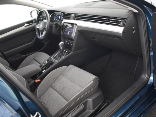 Volkswagen Passat Variant GTE Business 218pk | Panorama dak | Dodehoekdetectie | Achteruitrijcamera  | Navigatie | ... ActivLease financial lease