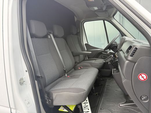 Opel Movano 2.3 Turbo 150 PK / L2H2 / 1e EIG. / TREKHAAK / 3-ZITS / AIRCO / CRUISE / INRICHTING / LED / 2500 ... ActivLease financial lease