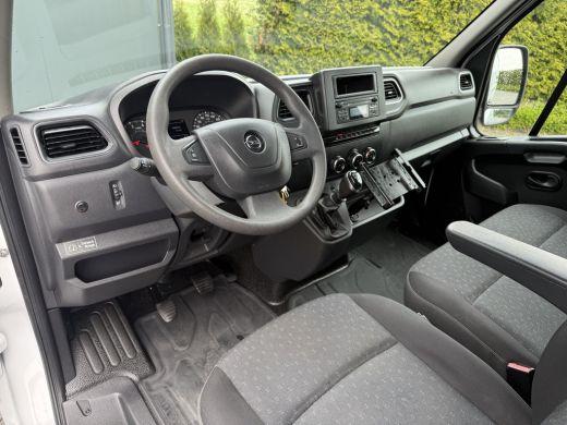 Opel Movano 2.3 Turbo 150 PK / L2H2 / 1e EIG. / TREKHAAK / 3-ZITS / AIRCO / CRUISE / INRICHTING / LED / 2500 ... ActivLease financial lease