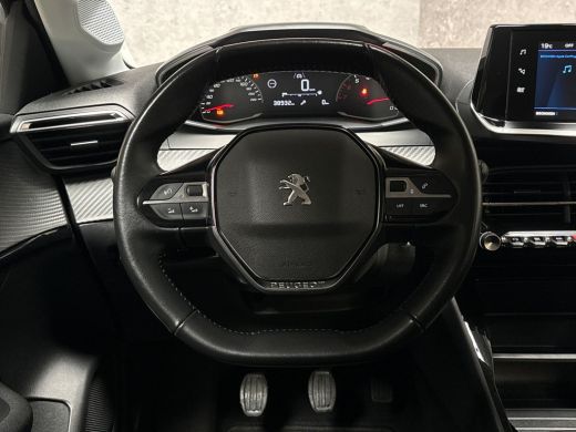 Peugeot 208 1.2 PureTech Deluxe (APPLE CARPLAY, GROOT NAVI, CRUISE, SPORTSTOELEN, LANE ASSIST, LEDER STUURWIE... ActivLease financial lease