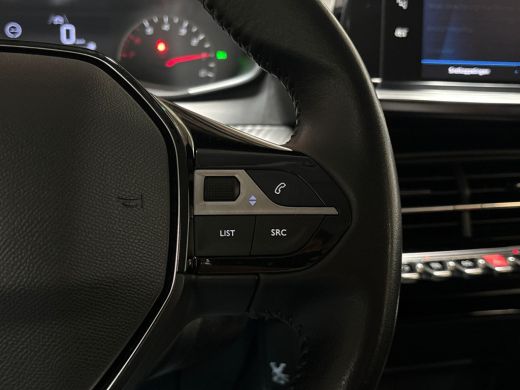 Peugeot 208 1.2 PureTech Deluxe (APPLE CARPLAY, GROOT NAVI, CRUISE, SPORTSTOELEN, LANE ASSIST, LEDER STUURWIE... ActivLease financial lease