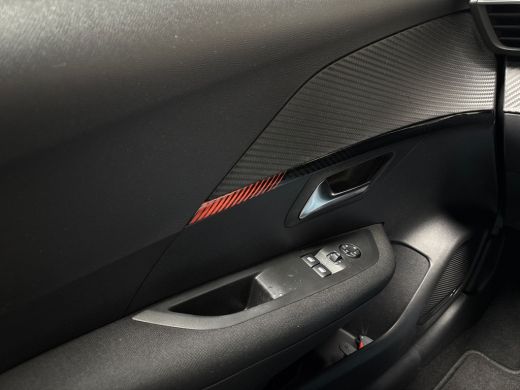 Peugeot 208 1.2 PureTech Deluxe (APPLE CARPLAY, GROOT NAVI, CRUISE, SPORTSTOELEN, LANE ASSIST, LEDER STUURWIE... ActivLease financial lease