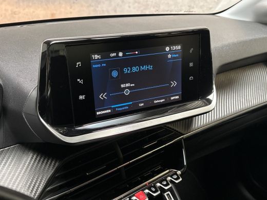 Peugeot 208 1.2 PureTech Deluxe (APPLE CARPLAY, GROOT NAVI, CRUISE, SPORTSTOELEN, LANE ASSIST, LEDER STUURWIE... ActivLease financial lease