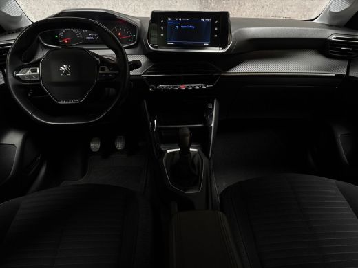 Peugeot 208 1.2 PureTech Deluxe (APPLE CARPLAY, GROOT NAVI, CRUISE, SPORTSTOELEN, LANE ASSIST, LEDER STUURWIE... ActivLease financial lease
