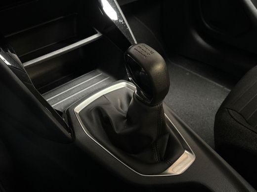 Peugeot 208 1.2 PureTech Deluxe (APPLE CARPLAY, GROOT NAVI, CRUISE, SPORTSTOELEN, LANE ASSIST, LEDER STUURWIE... ActivLease financial lease