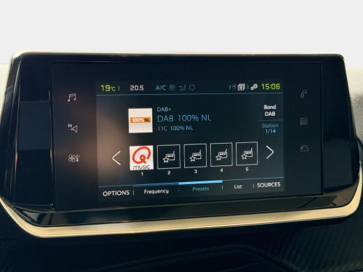 Peugeot e-208 EV Allure 50 kWh SOH 98,2% / Fabrieksgarantie / Warmtepomp / 3 Fase / Apple & Android / 1e Eigena... ActivLease financial lease