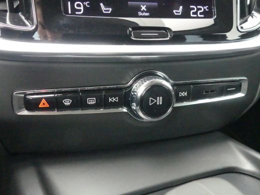 Volvo  V60 2.0 B3 Momentum Business | TREKHAAK | ADAPTIVE CRUISE | STUUR+STOELVERWARMING | CAMERA | PARKEERS... ActivLease financial lease