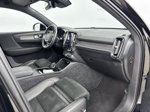 Volvo  XC40 Recharge P8 AWD R-Design | 19" Allseason | Trekhaak | Parkeercamera | Stoel/Stuur/Achterbankverwa... ActivLease financial lease