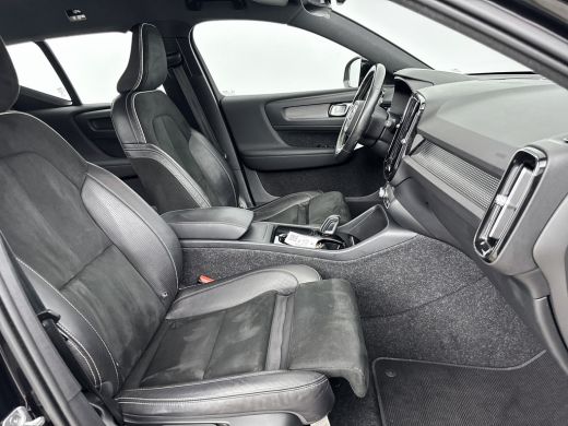 Volvo  XC40 Recharge P8 AWD R-Design | 19" Allseason | Trekhaak | Parkeercamera | Stoel/Stuur/Achterbankverwa... ActivLease financial lease