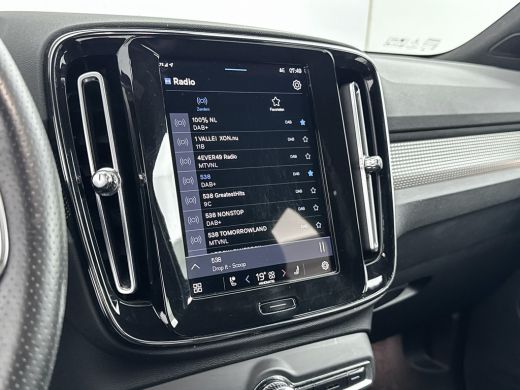 Volvo  XC40 Recharge P8 AWD R-Design | 19" Allseason | Trekhaak | Parkeercamera | Stoel/Stuur/Achterbankverwa... ActivLease financial lease