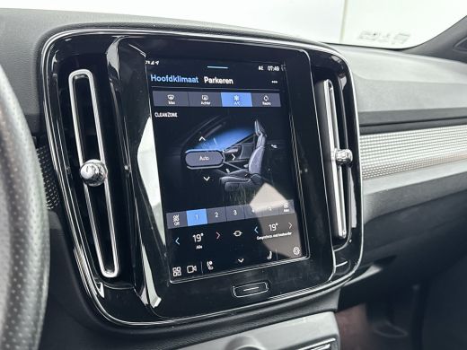 Volvo  XC40 Recharge P8 AWD R-Design | 19" Allseason | Trekhaak | Parkeercamera | Stoel/Stuur/Achterbankverwa... ActivLease financial lease