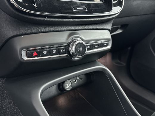 Volvo  XC40 Recharge P8 AWD R-Design | 19" Allseason | Trekhaak | Parkeercamera | Stoel/Stuur/Achterbankverwa... ActivLease financial lease
