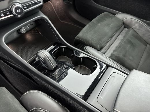 Volvo  XC40 Recharge P8 AWD R-Design | 19" Allseason | Trekhaak | Parkeercamera | Stoel/Stuur/Achterbankverwa... ActivLease financial lease