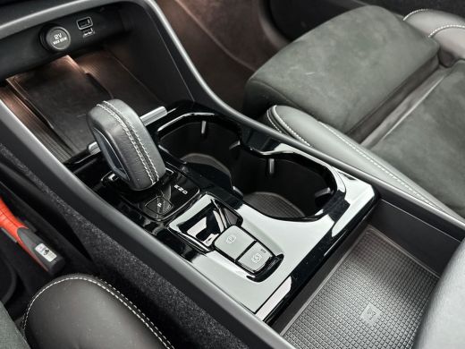 Volvo  XC40 T5 Recharge R-Design | 19" | Leder/Nubuck | Panoramadak | Trekhaak | Stoel/Stuurverwarming | Park... ActivLease financial lease