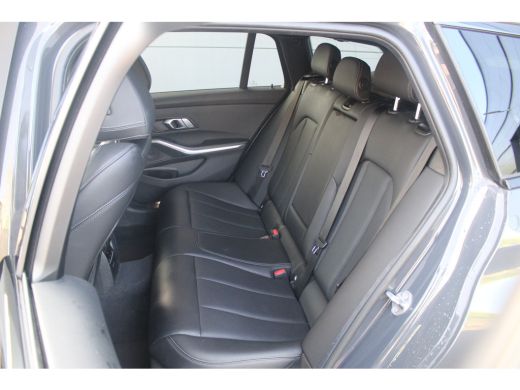 BMW 3 Serie 3-serie Touring 320i Business Ed. M-Sport | Leder | Trekh. | 19" LMV | Climate & Cruise C. | Navi... ActivLease financial lease