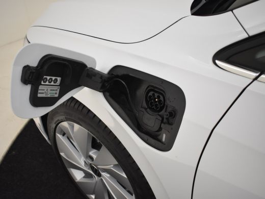 Volkswagen Golf 1.5 eHybrid Style Edition 204PK DSG/AUTO | Verlichte Gril l Elektr. Stoelen met geheugen l Camera... ActivLease financial lease