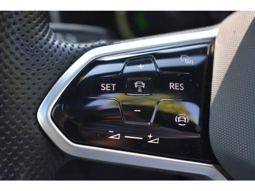 Volkswagen Touareg 3.0 TSI eHybrid 462PK 4MOTION R | TREKHAAK | PANORAMADAK | STOELVERW. | 360 CAMERA | NAVIGATIE | ... ActivLease financial lease