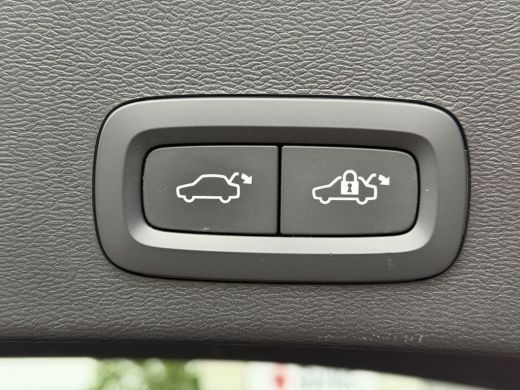 Volvo  XC40 1.5 T4 Plug-in hybrid Ultimate Dark (Elektrisch Schuifdak - Trekhaak - Harman/Kardon - Leder incl... ActivLease financial lease