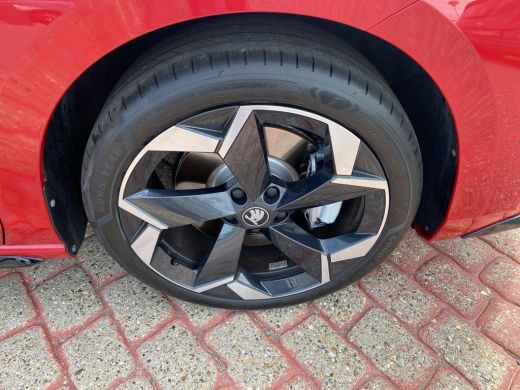 Skoda Superb Combi 1.5 TSI PHEV Sportline Business | PHEV | 19Inch | Pano Dak | Trekhaak | 100% SOH | 5jaar Ga... ActivLease financial lease