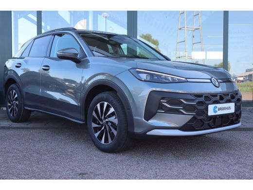 Volkswagen T-Roc Life First Edition 150PK | 'App-Connect' draadloze smartphone integratie | Achteruitrijcamera (Re... ActivLease financial lease