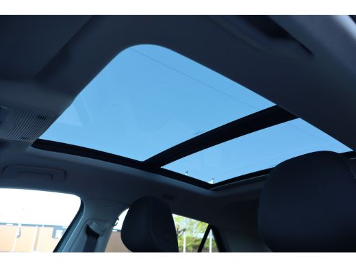 Volkswagen T-Roc Life First Edition 150PK | 'App-Connect' draadloze smartphone integratie | Achteruitrijcamera (Re... ActivLease financial lease