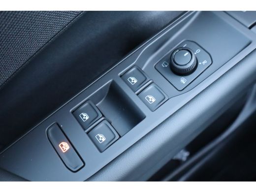 Volkswagen T-Roc Life First Edition 150PK | 'App-Connect' draadloze smartphone integratie | Achteruitrijcamera (Re... ActivLease financial lease