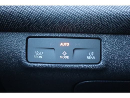 Volkswagen T-Roc Life First Edition 150PK | 'App-Connect' draadloze smartphone integratie | Achteruitrijcamera (Re... ActivLease financial lease