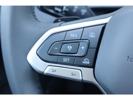Volkswagen T-Roc Life First Edition 150PK | 'App-Connect' draadloze smartphone integratie | Achteruitrijcamera (Re... ActivLease financial lease