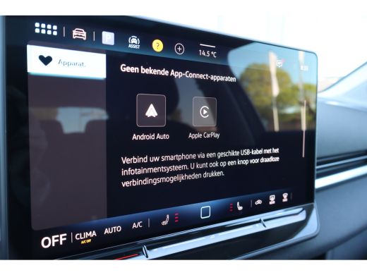 Volkswagen T-Roc Life First Edition 150PK | 'App-Connect' draadloze smartphone integratie | Achteruitrijcamera (Re... ActivLease financial lease