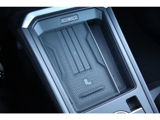 Volkswagen T-Roc Life First Edition 150PK | 'App-Connect' draadloze smartphone integratie | Achteruitrijcamera (Re... ActivLease financial lease