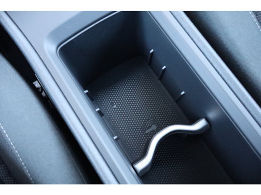 Volkswagen T-Roc Life First Edition 150PK | 'App-Connect' draadloze smartphone integratie | Achteruitrijcamera (Re... ActivLease financial lease