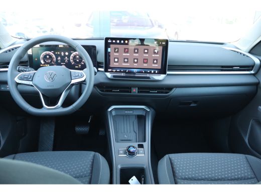 Volkswagen T-Roc Life First Edition 150PK | 'App-Connect' draadloze smartphone integratie | Achteruitrijcamera (Re... ActivLease financial lease