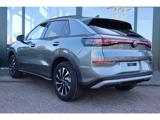 Volkswagen T-Roc Life First Edition 150PK | 'App-Connect' draadloze smartphone integratie | Achteruitrijcamera (Re... ActivLease financial lease