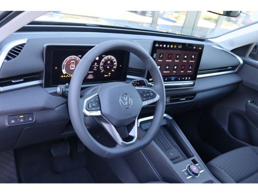 Volkswagen T-Roc Life First Edition 150PK | 'App-Connect' draadloze smartphone integratie | Achteruitrijcamera (Re... ActivLease financial lease