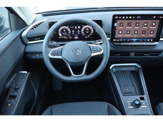 Volkswagen T-Roc Life First Edition 150PK | 'App-Connect' draadloze smartphone integratie | Achteruitrijcamera (Re... ActivLease financial lease