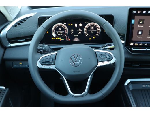Volkswagen T-Roc Life First Edition 150PK | 'App-Connect' draadloze smartphone integratie | Achteruitrijcamera (Re... ActivLease financial lease