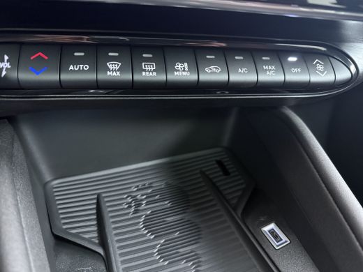 Alfa Romeo Junior Ibrida Ti | 18" lichtmetalen velgen - Fori | Elektrisch bediend panoramisch schuifdak | Techno Pack ActivLease financial lease