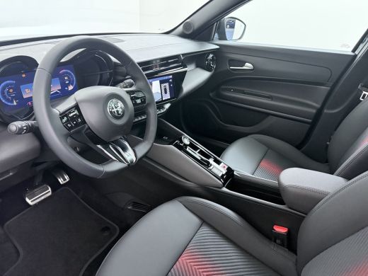 Alfa Romeo Junior Ibrida Ti | 18" lichtmetalen velgen - Fori | Elektrisch bediend panoramisch schuifdak | Techno Pack ActivLease financial lease
