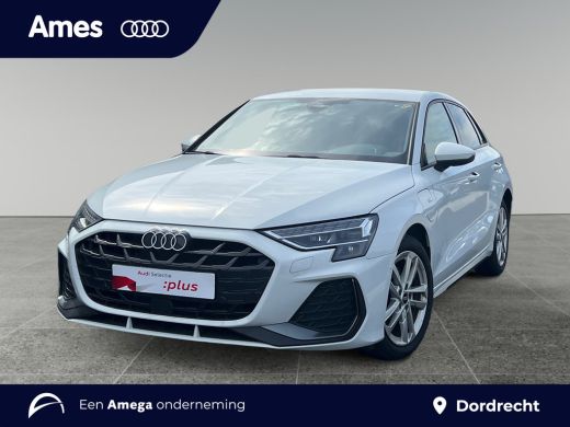 Audi A3 Sportback 40 204pk TFSI e S Line Parkeersensoren voor en achter | Achteruitrijcamera | MMI Naviga...