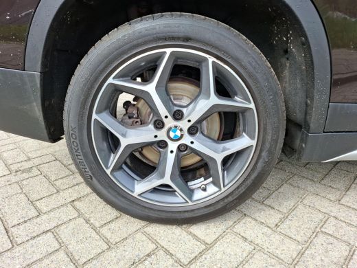 BMW X1 sDrive20i High Executive | BTW | Elektrische stoel | Camera | LED verlichting | trekhaak | panora... ActivLease financial lease