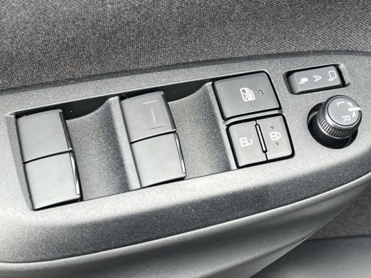 Toyota Yaris Cross 1.5 Hybrid 115 Dynamic | Oostendorp 50 jarig jubileum editie | Night sky black metallic | Nieuw u... ActivLease financial lease