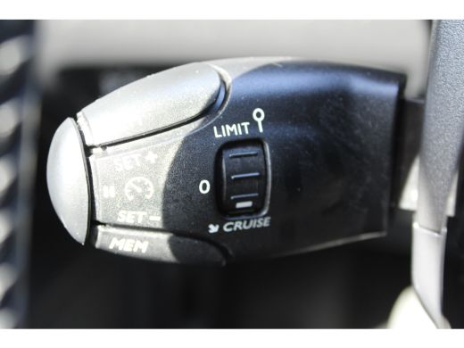Peugeot 2008 1.2 PureTech 100 Allure Navigatie | Keyless Entry | Cruise Control | Climate Control ActivLease financial lease