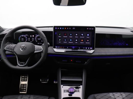 Volkswagen Tiguan 1.5 eHybrid R-Line Edition 272PK DSG Pano-Schuifdak, Black Style, Trekhaak, 20" LM Velgen, Head-U... ActivLease financial lease
